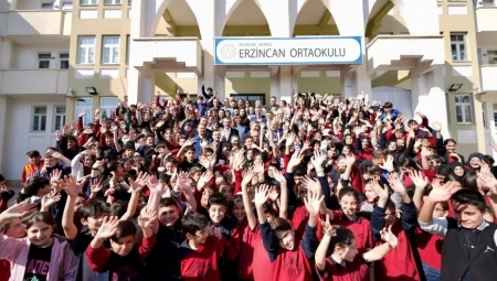 Millî Eğitim Bakanı Yusuf Tekin’den Erzincan Ortaokulu’na Sürpriz Ziyaret