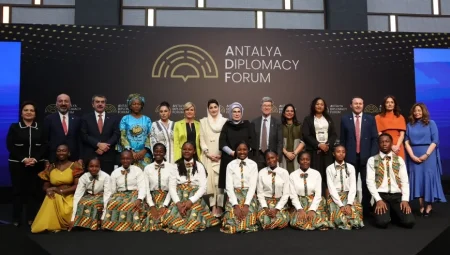 Emine Erdoğan, ADF kapsamında lider eşleriyle birlikte Anadolu’nun kültürel izlerini taşıyan sergiyi gezdi